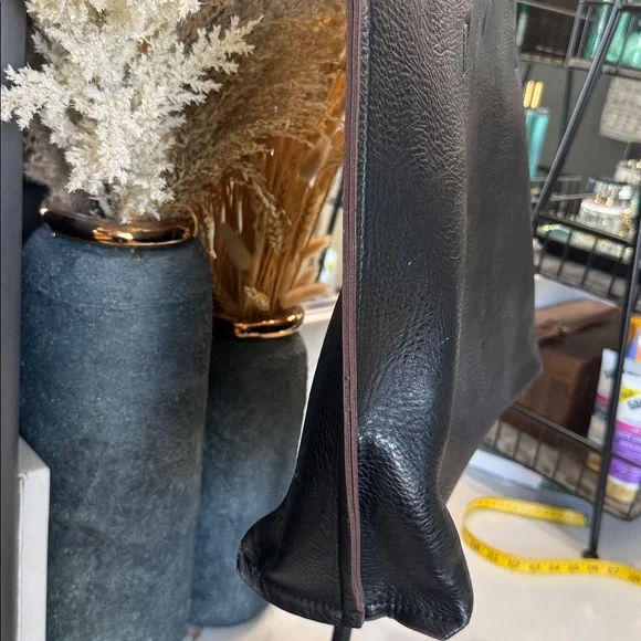 Elegant Black Vegan Leather tote strong magnetic closure - Picture 3 of 14